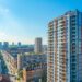 Vue panoramique de Lille avec des graphiques de croissance pour illustrer les stratégies innovantes en investissement immobilier
