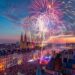 Foule enjouée célébrant lors d'un festival nocturne à Lille, illuminations et feux d'artifice ajoutant à l'euphorie de la fête 2023